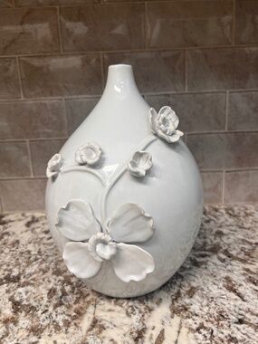 Vintage Pier 1 Imports white porcelain vase 3D sculpted floral applique design